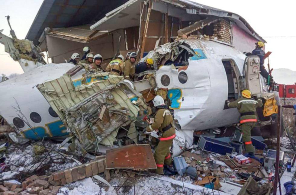 Un avión se estrella en Kazajistán y deja 12 muertos
