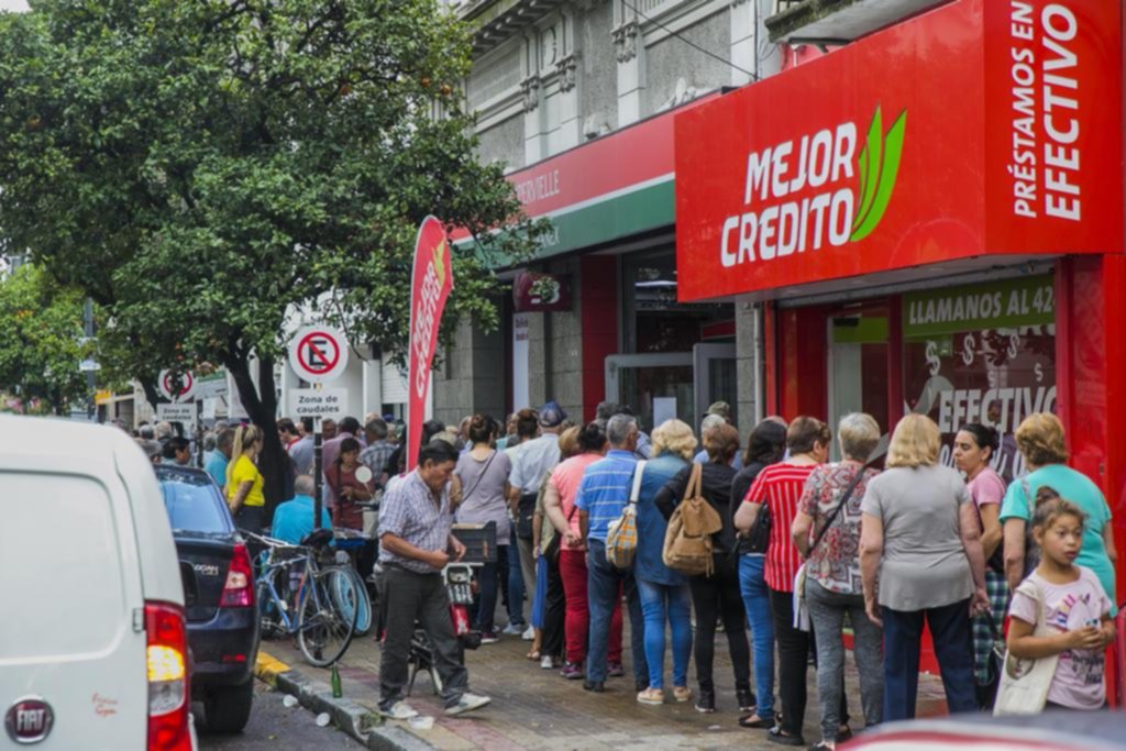 Con bancos al rojo vivo y filas eternas, cobrar o retirar dinero fue un calvario