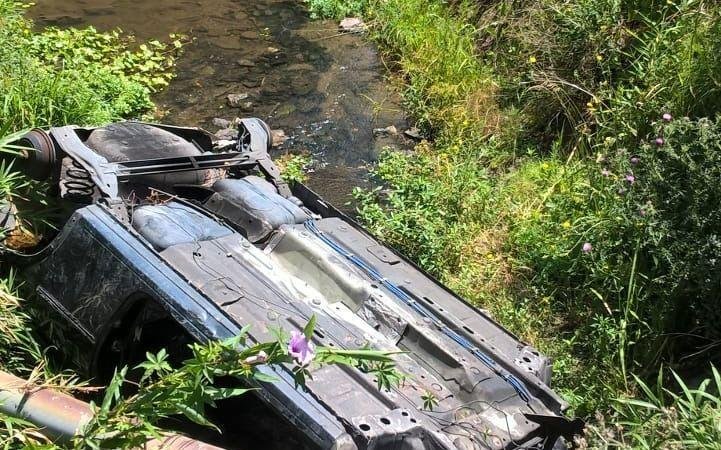 Piden que retiren un auto caído en el cauce del arroyo