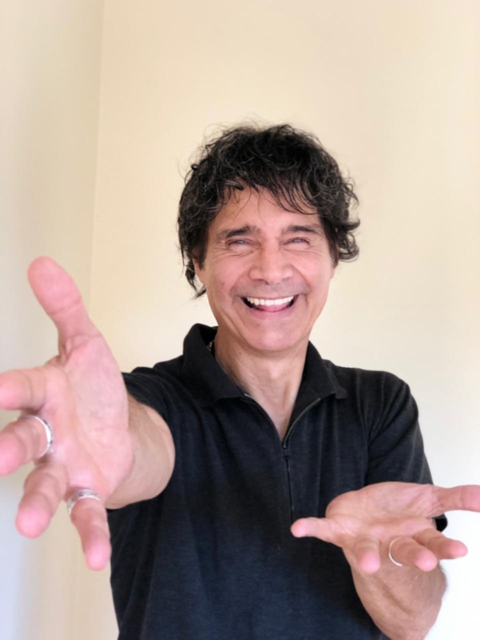 Claudio María Domínguez propone enseñar los caminos para ser tu propio héroe
