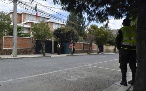 España niega intento para facilitar la salida de asilados bolivianos de sede diplomática mexicana