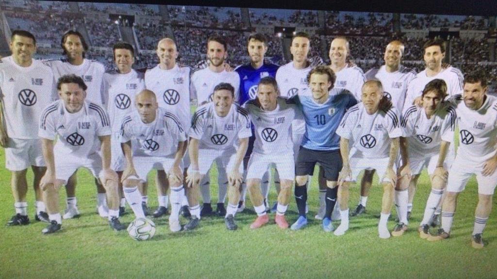 Verón, Milito y Riquelme en la despedida de Diego Forlán