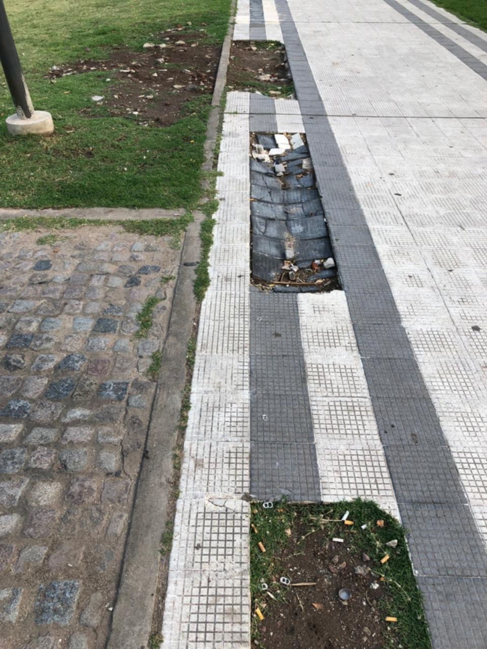 Trabajos inconclusos en la plaza Malvinas de 20 y 50