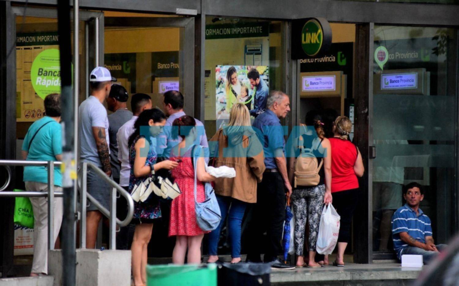 En la última jornada bancaria del año, conseguir dinero en los cajeros fue un infierno