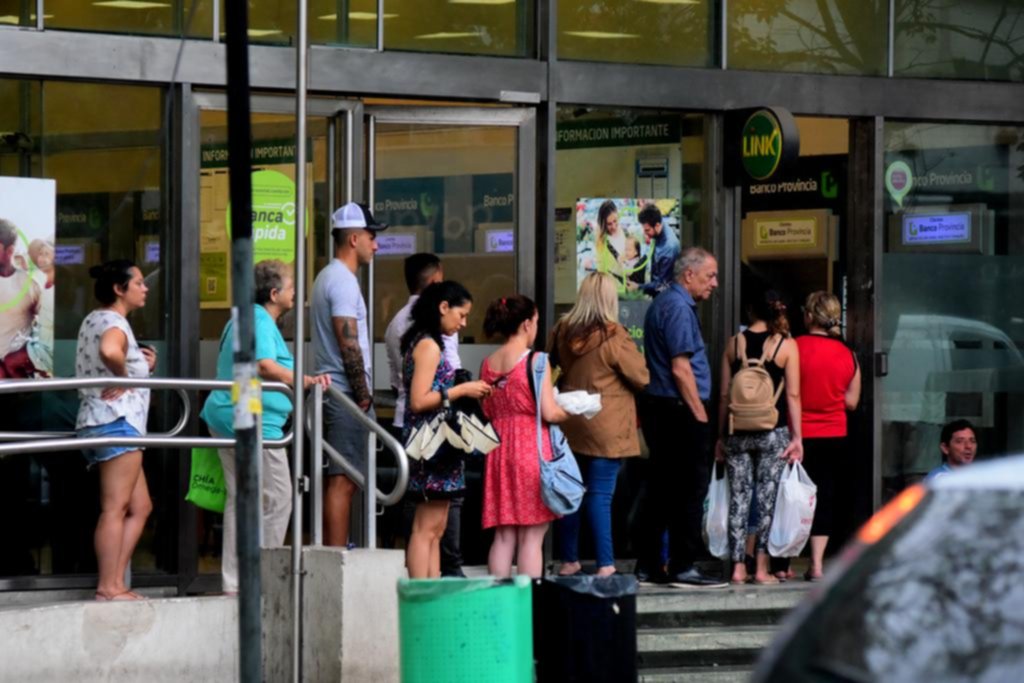 Un largo peregrinar en los bancos para conseguir efectivo antes que termine 2019
