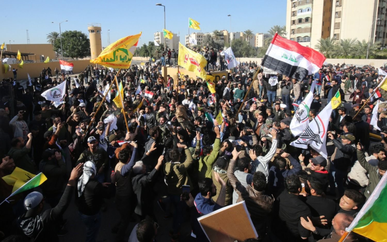 Manifestantes pro-iraníes atacan la embajada de EE UU en Irak