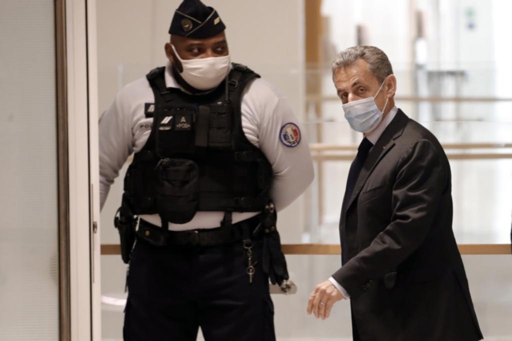 Sarkozy llama “infamias” a las acusaciones en su juicio por corrupción en Francia