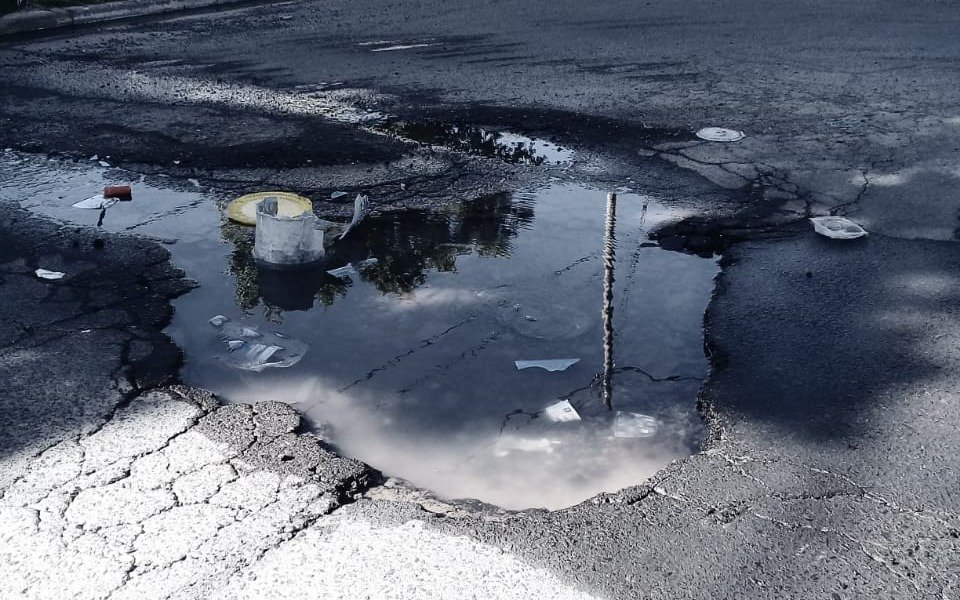 En 12 y 505 los vecinos están hartos de un bache lleno de agua
