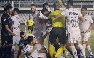 Néstor Pitana a los empujones en un partido muy caliente de la Libertadores
