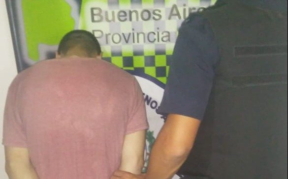 En Berisso, un adolescente le pegó un palazo a su madre y se resistió al arresto