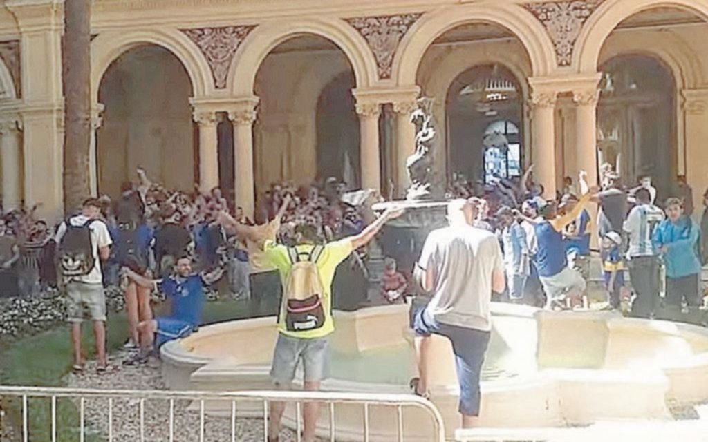 Funeral de Maradona: ¿hubo zona liberada cuando la barra de Gimnasia entró a Casa Rosada?