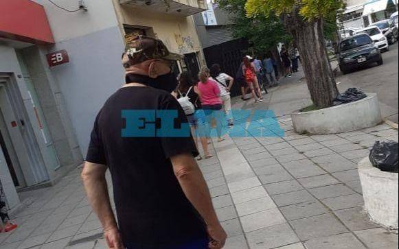 Bronca por filas eternas en cajeros automáticos de City Bell y Villa Elisa