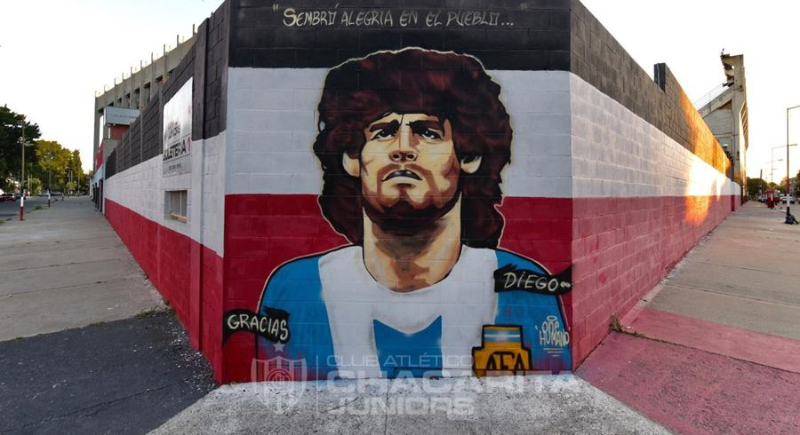 Un club argentino le hizo un mural a Diego pero ¿a quién se parece?