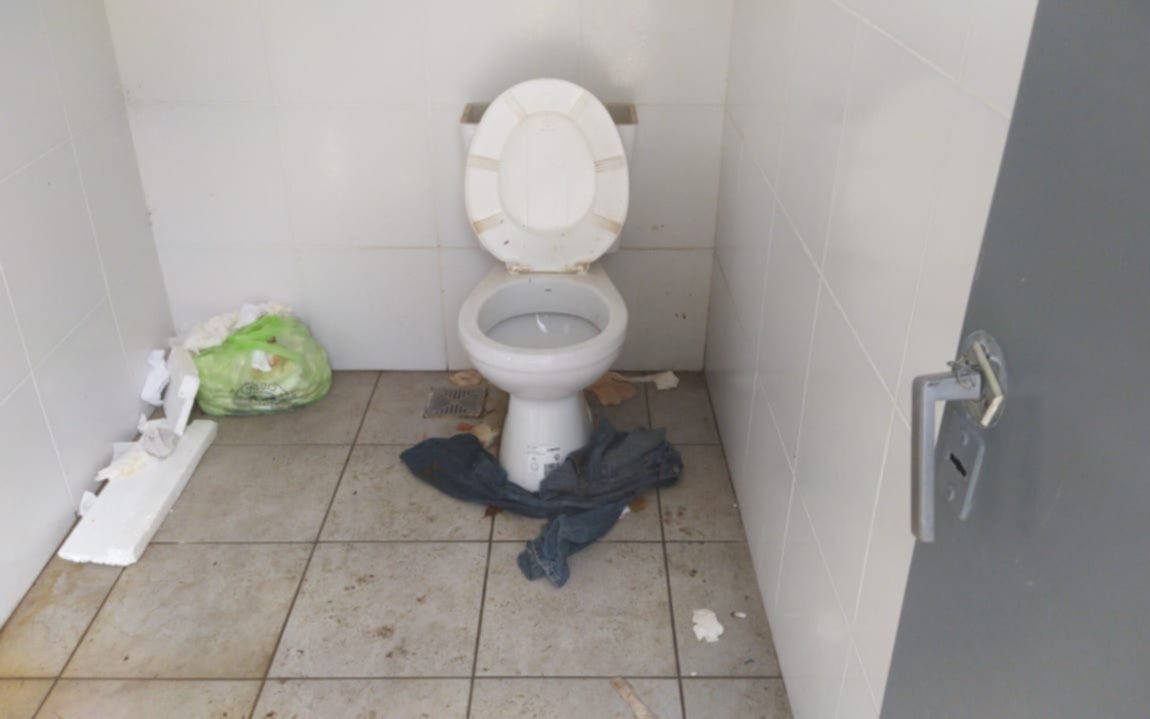 "Es un asco": aseguran que los baños del Parque San Martín están inutilizables