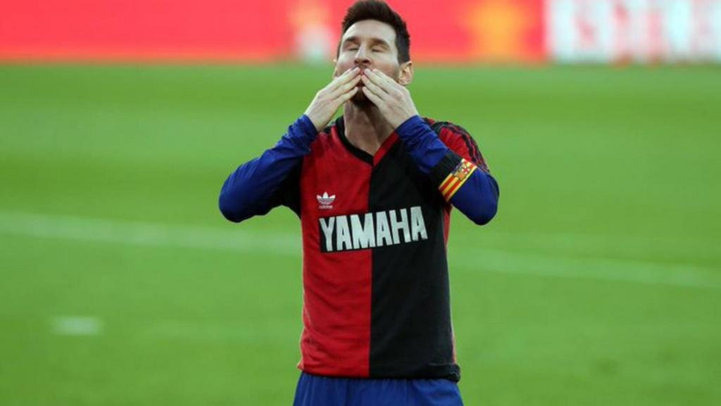 Multan a Messi con 600 euros por el tributo a Maradona