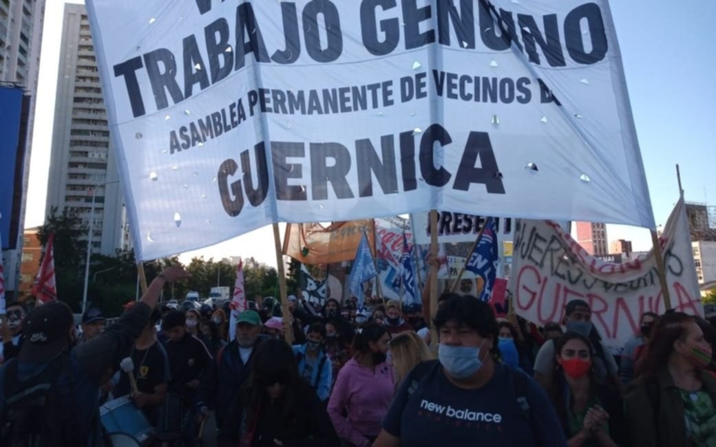 Desalojados de Guernica protestan con piquete en el Puente Pueyrredón: caos total