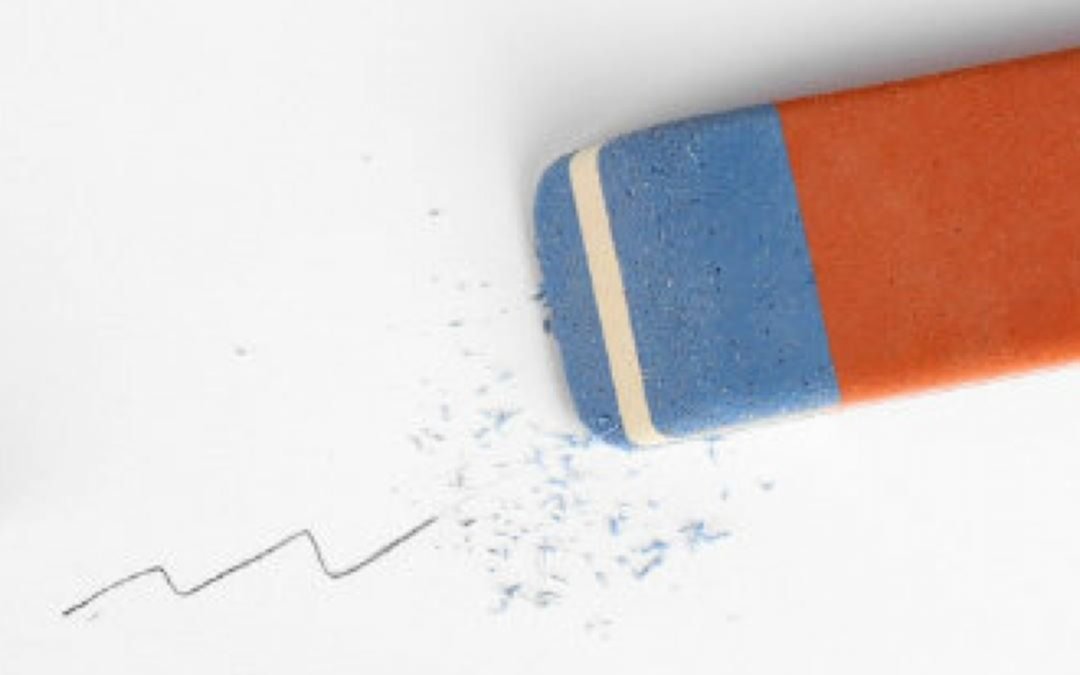 Fin de un mito: la parte azul de la goma de borrar no es para la lapicera, ¿para qué sirve?