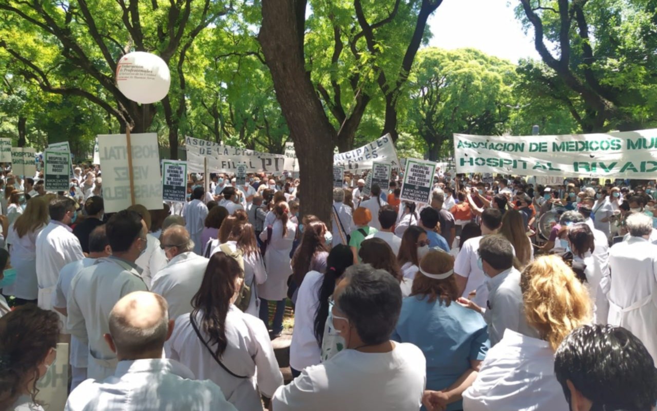 Dolor por la muerte de un médico durante la marcha por "salarios dignos"