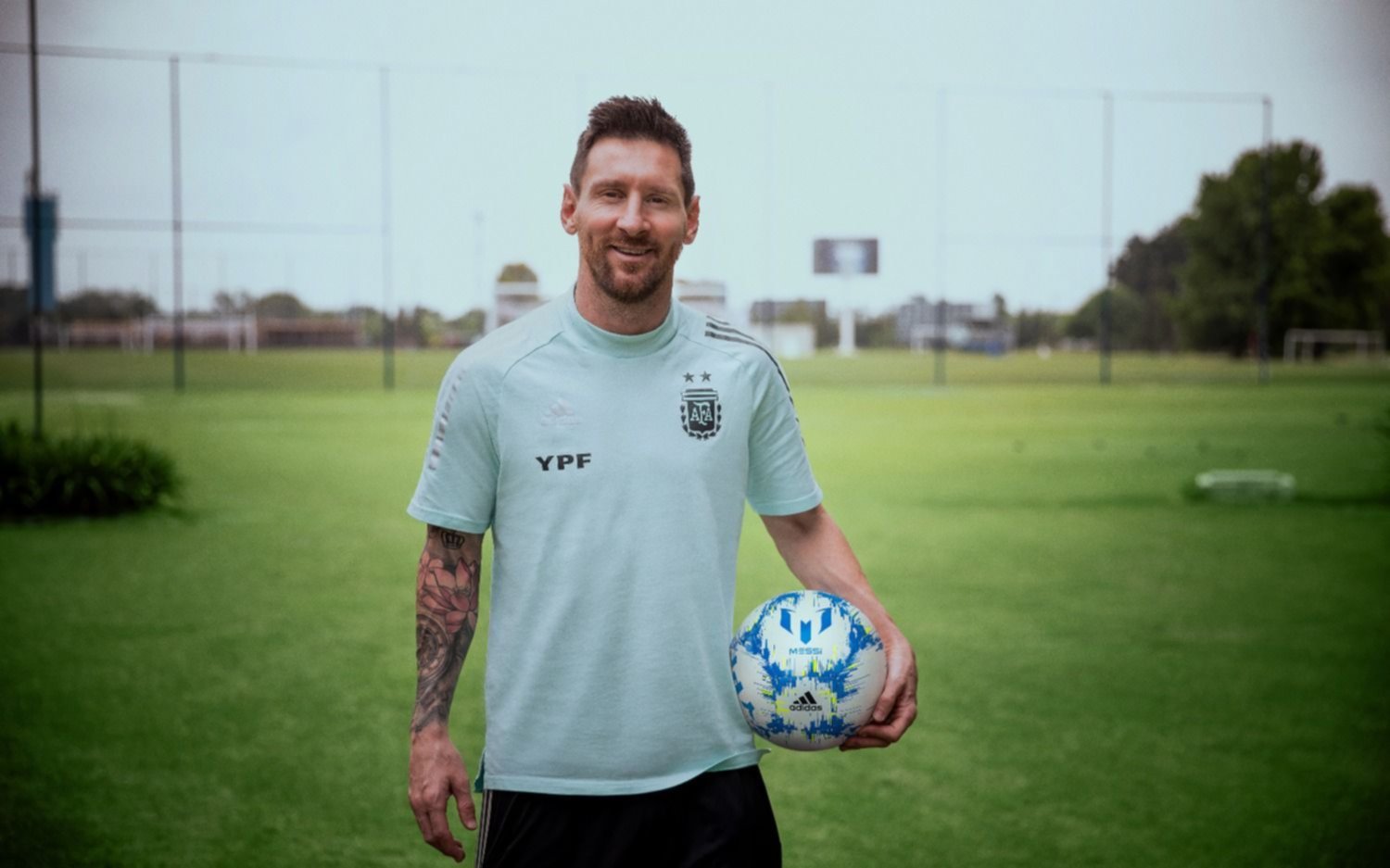 Llega la nueva pelota YPF Messi a todas las estaciones del país