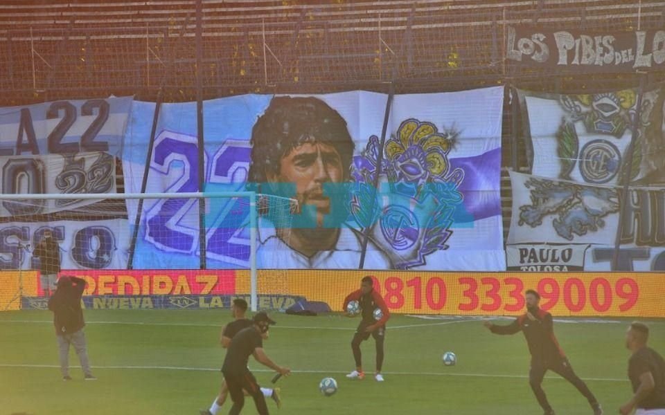 Banderas especiales y gigantografías de D10S en 60 y 118 
