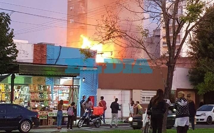 Voraz incendio y llamas de varios metros en el depósito de un supermercado 19 y 40
