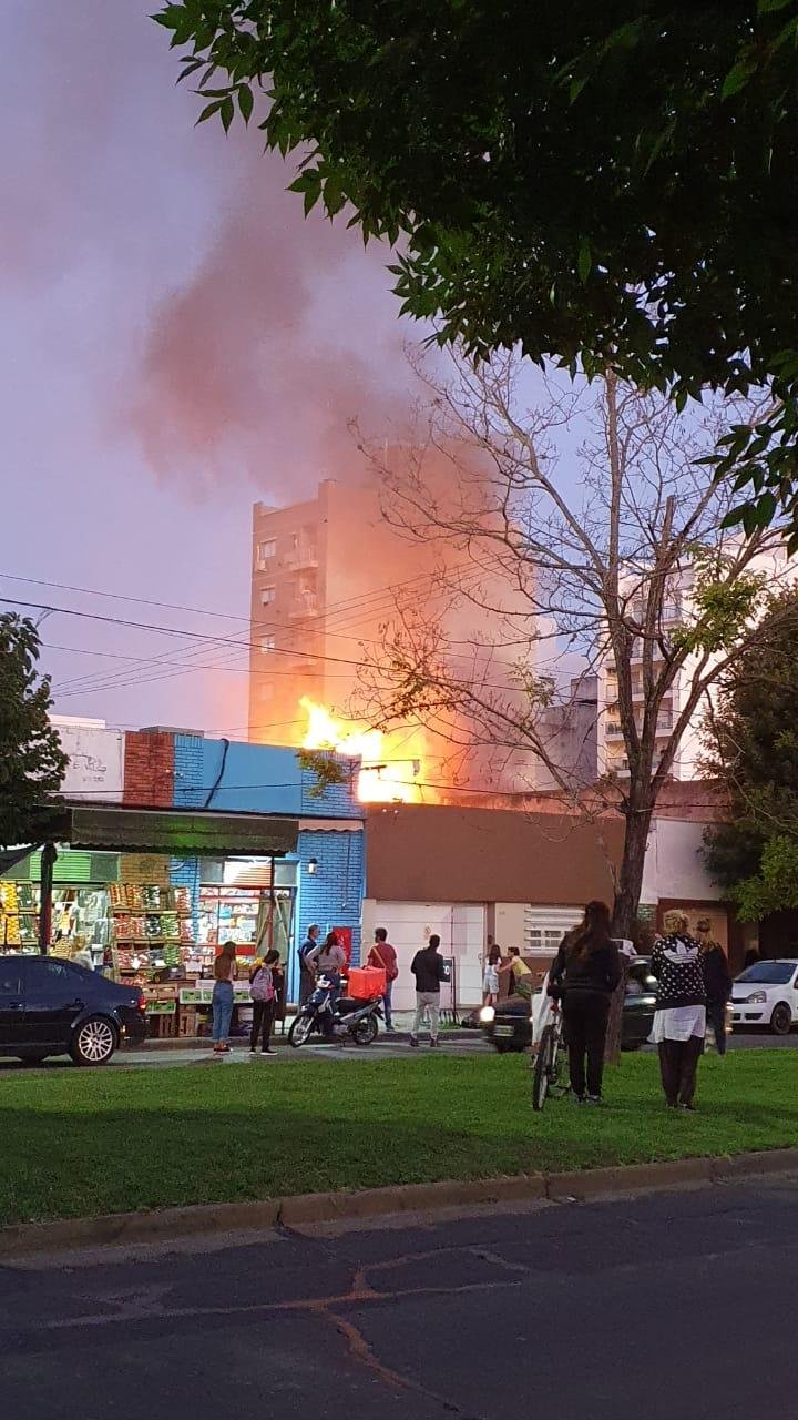 Tarde de tensión en La Loma por un espectacular incendio en el depósito de un supermercado