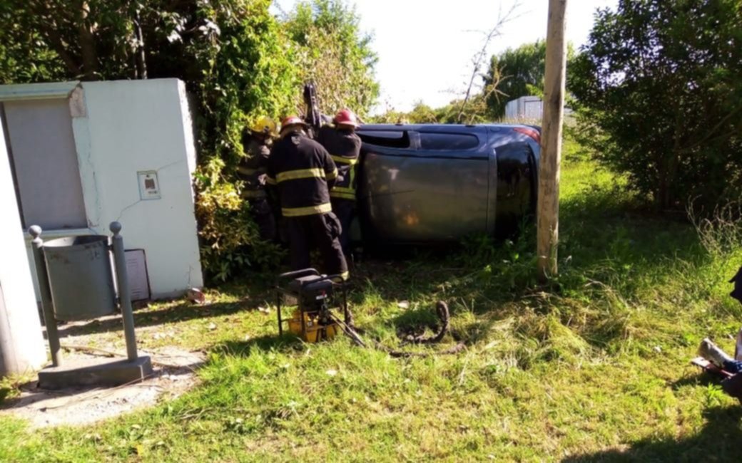 Presuntamente borrachos, protagonizaron un accidente con vuelco en Playa Bagliardi de Berisso