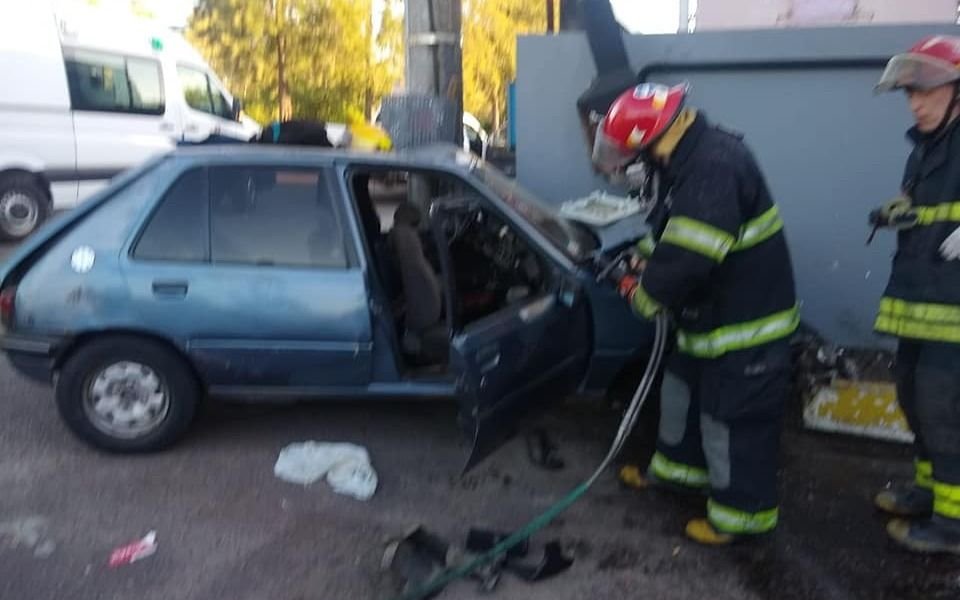 Grave accidente en la Región: se despistó y chocó contra paredón de una planta de VTV