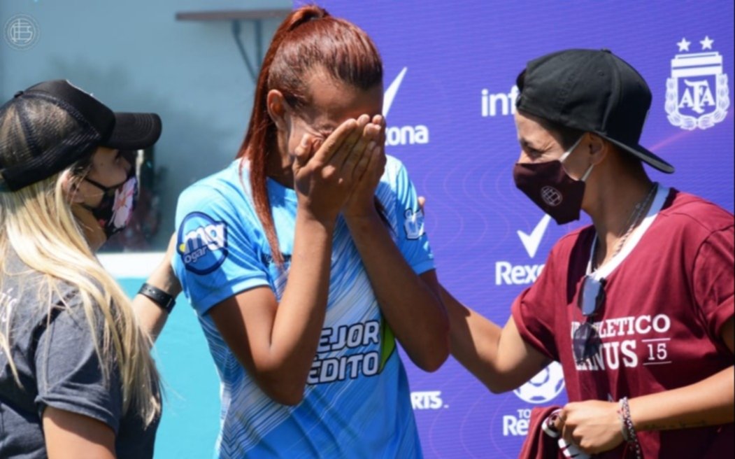 A pura emoción, Mara Gómez debutó en Villa San Carlos y se convirtió en la primera futbolista trans del fútbol argentino