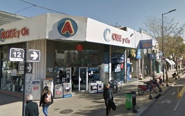 Para robar, destrozaron la vidriera de una casa de electrodomésticos de calle 12