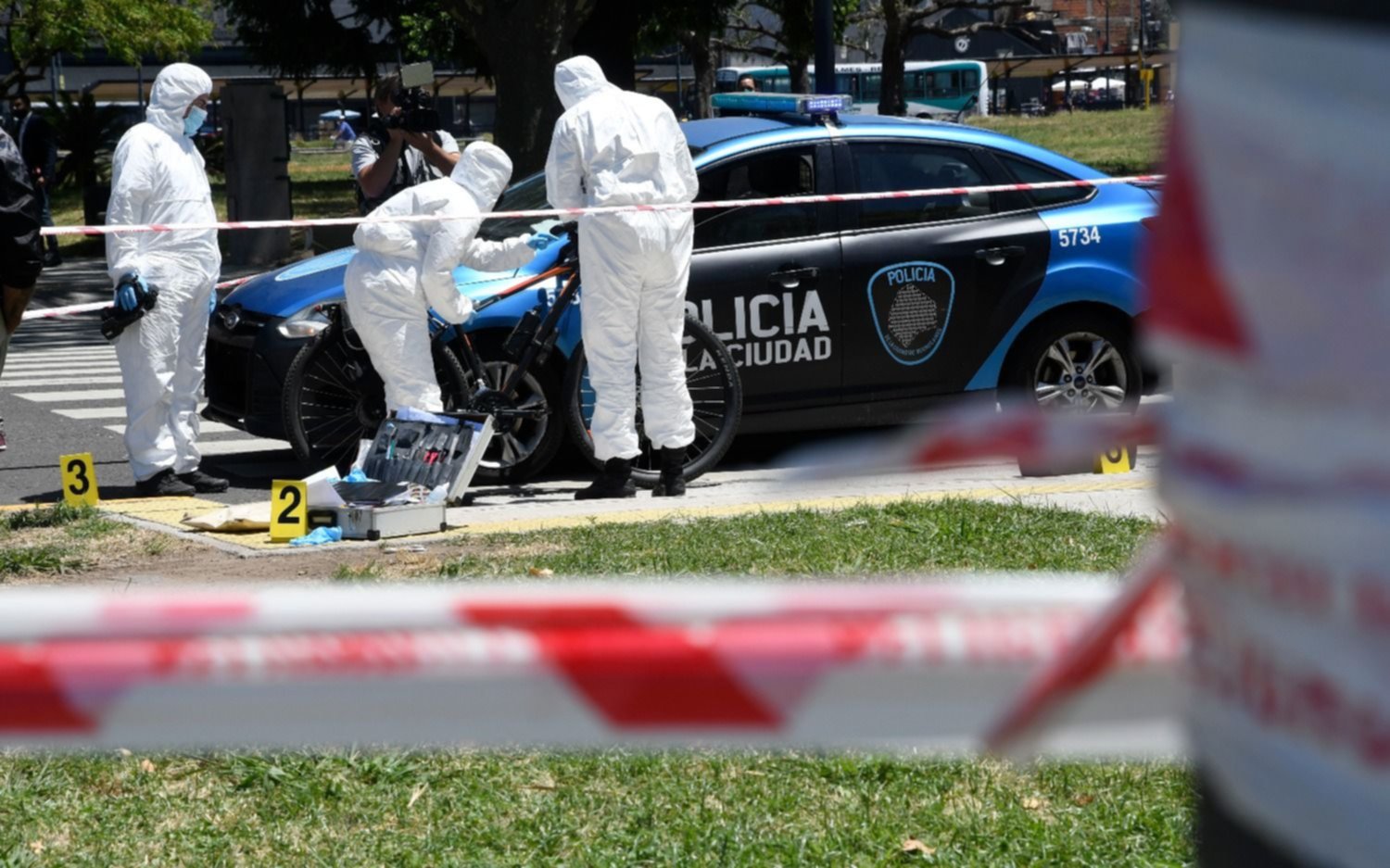 Asesinan de un disparo en el cuello a un ciclista en Retiro: hay un adolescente detenido