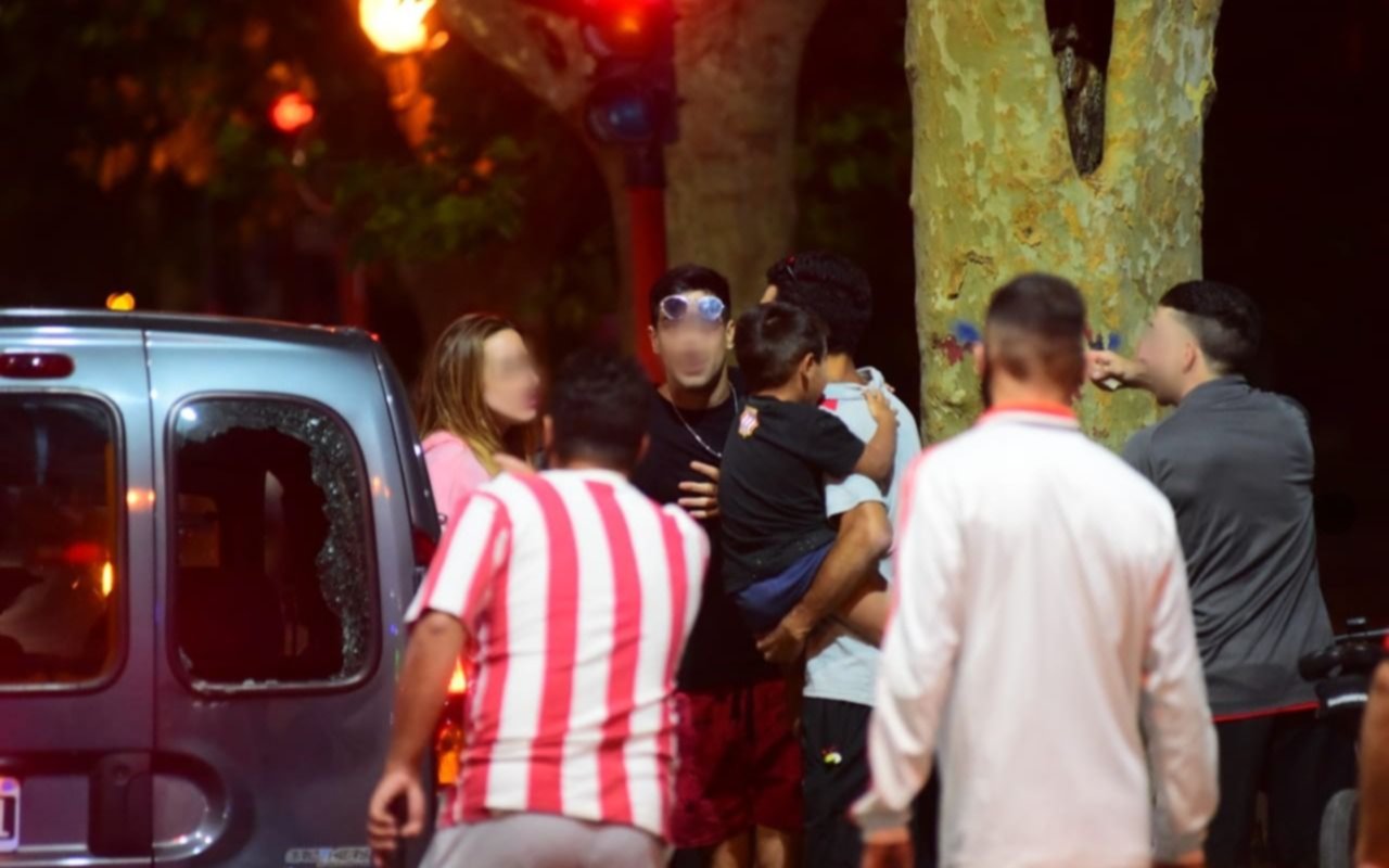 Adiós a Sabella: un desubicado pasó por el estadio, insultó a los hinchas y le rompieron el auto