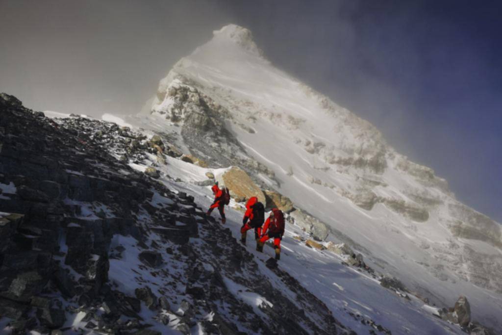 El monte Everest “creció” y es casi un metro más alto de lo que se pensaba