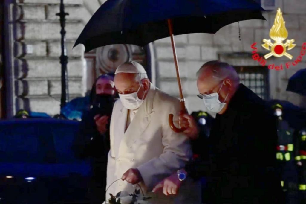 Escapada del Papa a una plaza de Roma para rezar