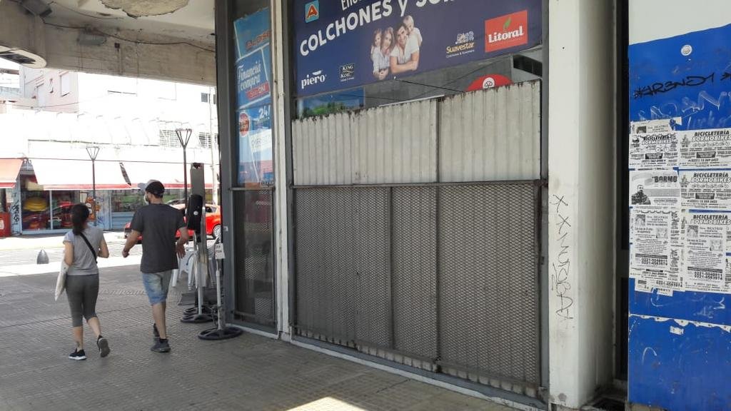 Destrozaron una vidriera y se llevaron electrodomésticos