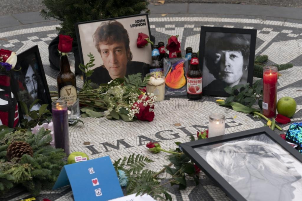 Fans, Ono, McCartney y Starr recordaron a John Lennon
