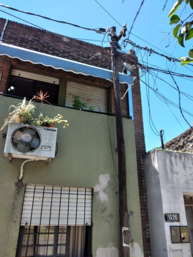 No puede asomar al balcón de su casa por un poste repleto de cables: "Es un peligro"