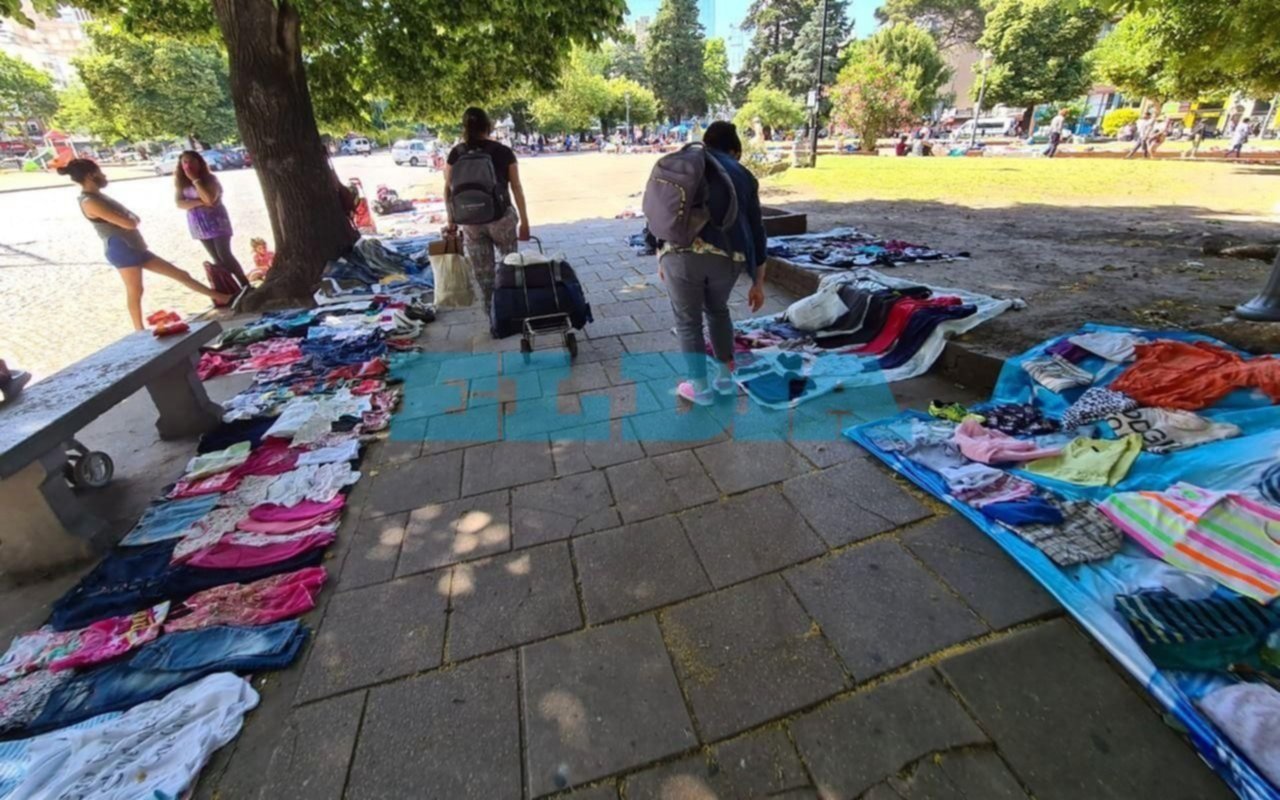 Venta ilegal: denuncian que Plaza Italia está repleta de puestos de ropa desde temprano 