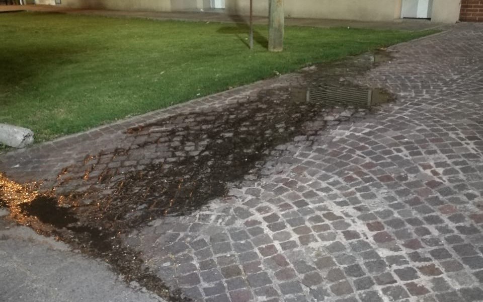 Advierten por una filtración frente a  un centro de día de Gonnet