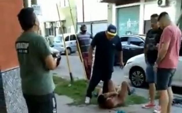 Vecinos golpean y desnudan a un menor por robar