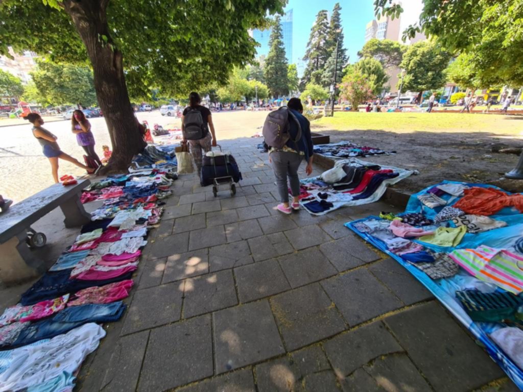 La venta callejera sigue “a sus anchas” y Plaza Italia desborda de puestos