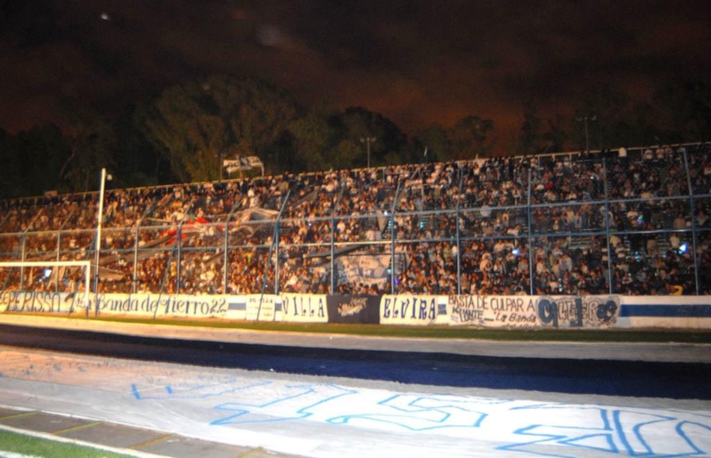 Los hinchas de Gimnasia celebran su día en honor al eterno Diego Maradona