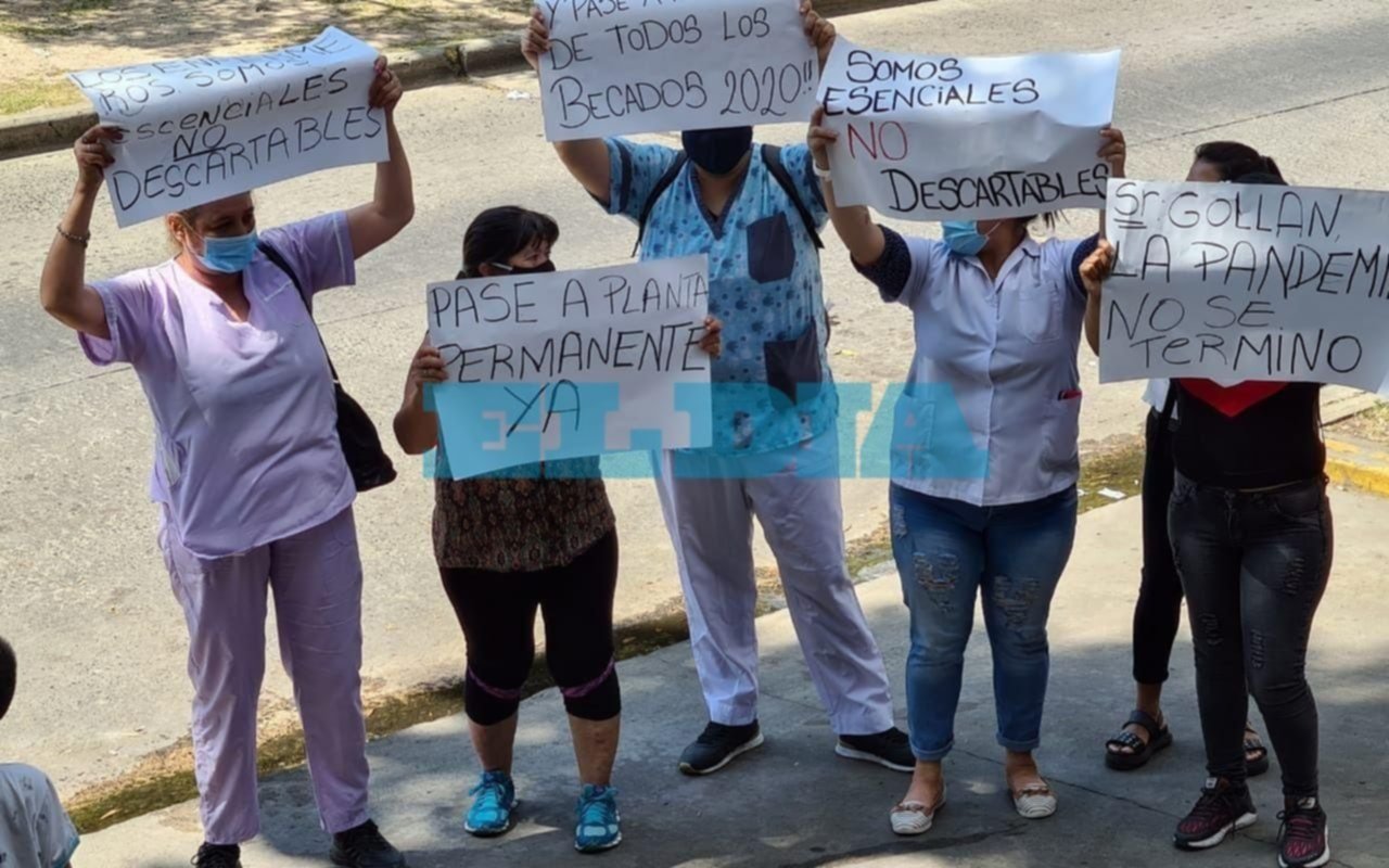 Becarios de la salud se movilizaron en el Ludovica ante la incertidumbre por la continuidad