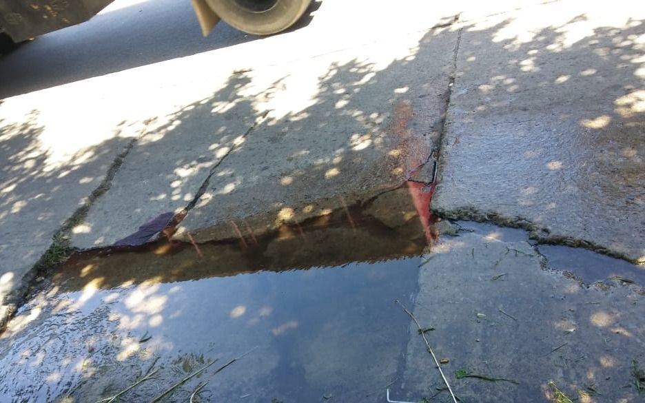 Alertan por peligroso bache en Camino Rivadavia