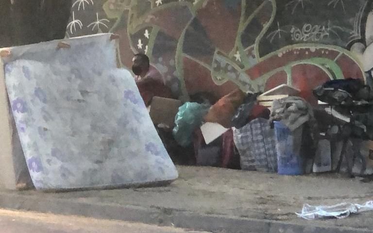 Un barrio platense en alerta porque hay personas con colchones en la puerta de una casa vacía