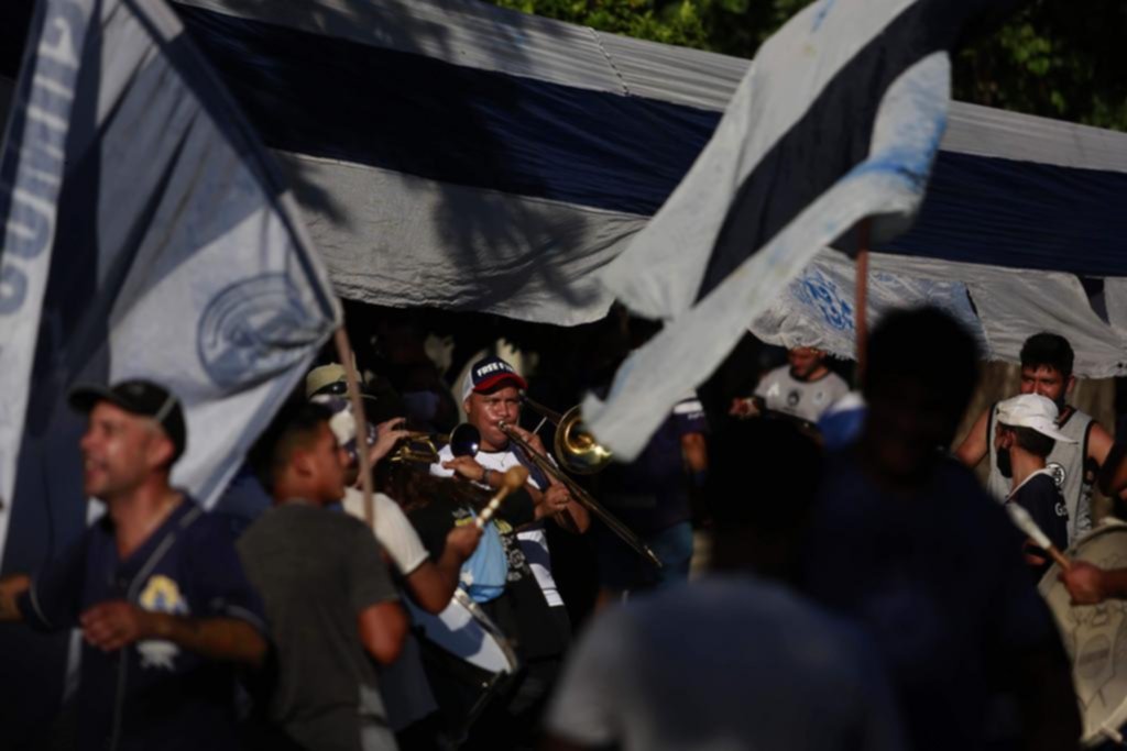 Los hinchas celebraron su día, tiñendo de azul y blanco el barrio El Mondongo