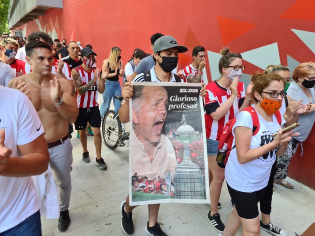 Los hinchas, con el mega póster de EL DIA