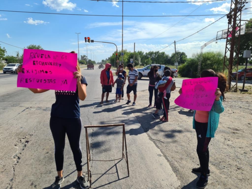 Etcheverry: sigue la protesta por los chicos sin banco en la escuela