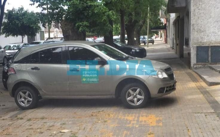 ¡El colmo! Un auto de "Espacios Públicos" estacionado sobre la vereda