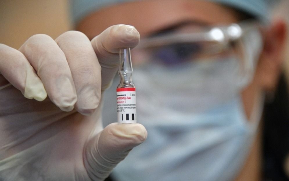Estudian combinar las vacunas de AstraZeneca y Sputnik para lograr más efectividad